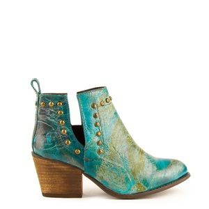 💋HOST PICK 🛍 Ferrini Italian Ankle Cowboy Boot